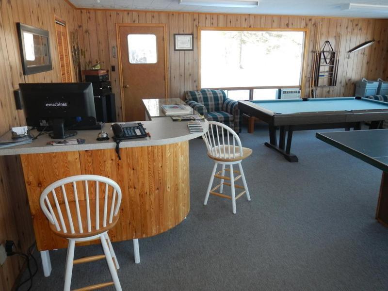 Limerick Lake Lodge And Marina Gilmour Exteriör bild